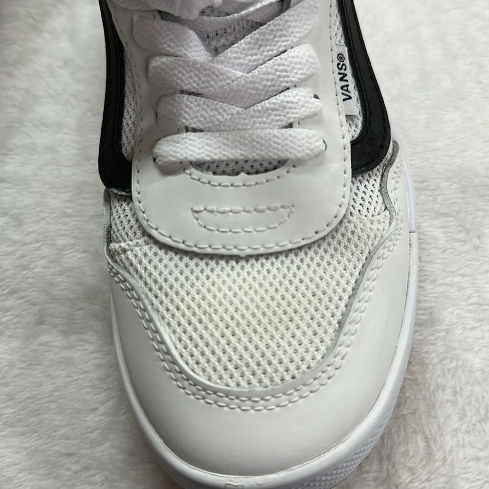 Vans Range Sneaker White/Black Vented Kids Boys Youth S4 Preowned